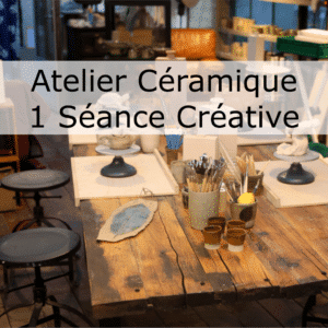 Une table rustique ornée d'outils de poterie, de modèles personnalisés, d'argile et de pinceaux dans un décor d'atelier de céramique. Une pancarte indique Atelier Céramique 1 Séance Créative. - Atelier Terre et Bois à Colmar
