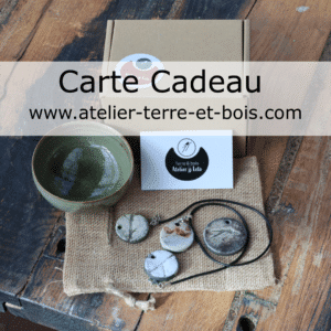 Découvrez notre collection artisanale composée d'un ensemble de bijoux composé d'un collier et de trois pendentifs ronds, joliment présentés sur une surface en bois aux côtés d'un superbe bol en céramique de poterie. Découvrez-en plus sur www.atelier-terre-et-bois.com. - Atelier Terre et Bois à Colmar