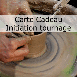 Mains façonnant l'argile sur un tour de potier, embrassant l'art de la céramique, avec le texte Carte Cadeau Séance Initiation Tournage sur l'image. - Atelier Terre et Bois à Colmar